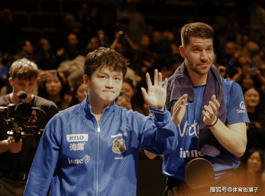 搞笑！樊振东极限救球，趴桌一幕引热议，独得2分率队3-2获胜